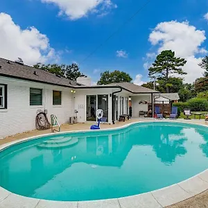 Poolside With Fire Pit Fun And King , Charlotte United States